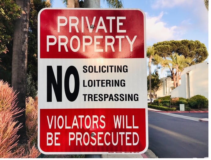 In una strada privata � necessario mettere una sbarra, un cartello o � gi� limit
