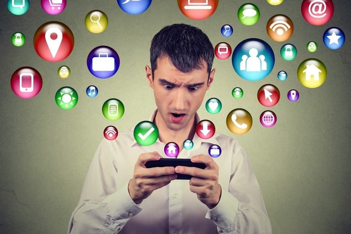Insulti e offese online su Internet su Facebook, WhatsApp o email quando sono re