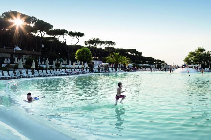 Lavorare nel turismo, come funziona il contratto nazionale CCNL 2025 e le leggi 