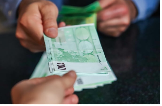 Regole, limiti e tasse del 4%-6%-8% quando si danno soldi a figli e parenti