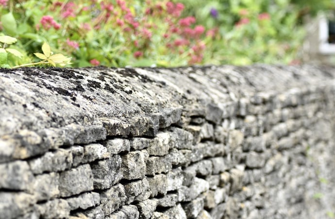 Muro di cinta servono permessi per costruirlo o si pu� fare liberamente in edili