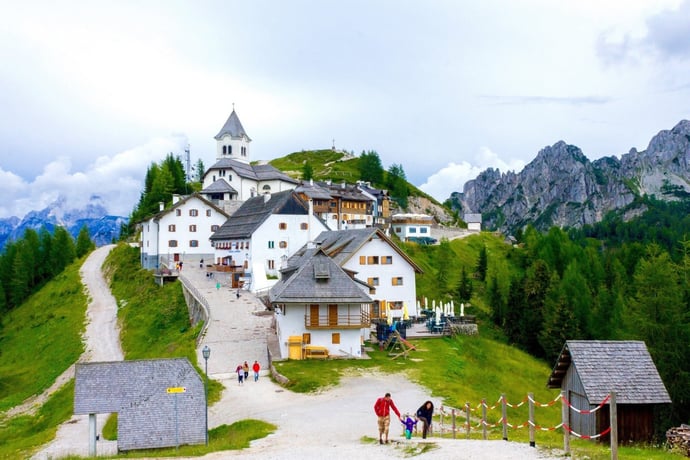 Incentivi per trasferirsi al Sud o vivere in montagna 2025, i paesi e piccoli Co