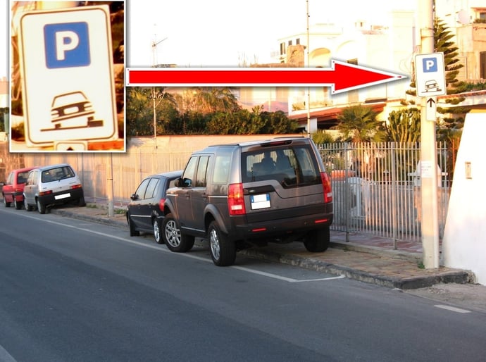 Parcheggiare l'auto sul marciapiede. I casi in cui si pu� fare senza multa