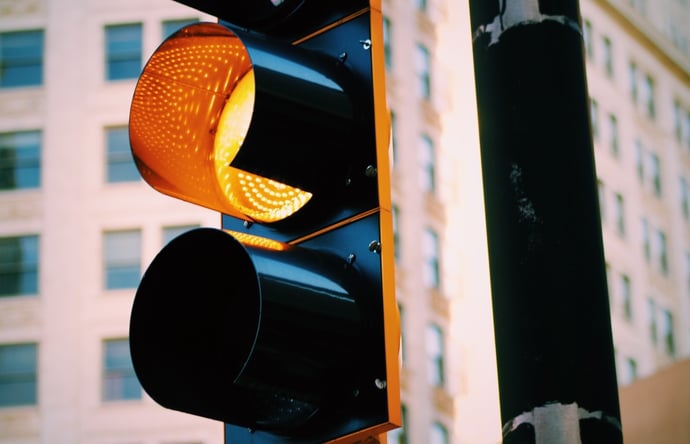 Passare con il semaforo giallo, dopo quanti secondi scatta la multa?