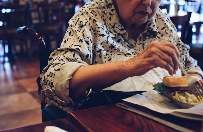 Pensione minima per le donne 2025, i requisiti di et� e contributi necessari per