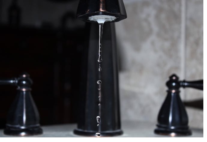 Chi paga tra proprietario, inquilino o condominio per le perdite d'acqua nei var