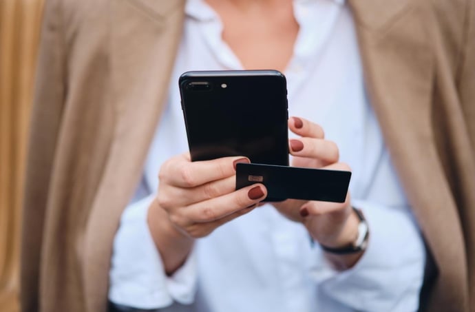 Posso mostrare la carta di identit� sul cellulare (anche foto) se non quella fis