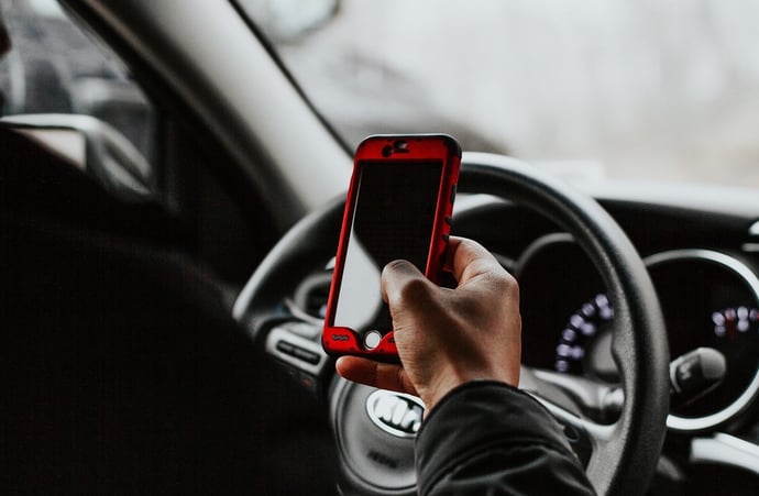 Quando si pu� usare il cellulare in auto e telefonare senza rischiare multe