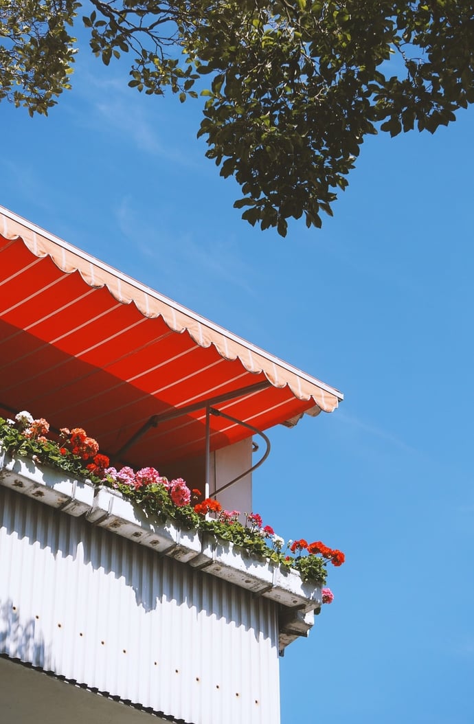 Quanto costa far lavare le tende da sole del balcone? Prezzi medi 2025