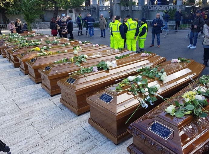 Quanto costa un funerale con bara, loculo o cremazione, prezzi medi nelle varie 