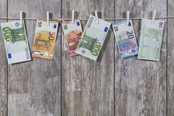 Quanto costa una colf all'ora in regola. Prezzi medi 2024 per donna della pulizi