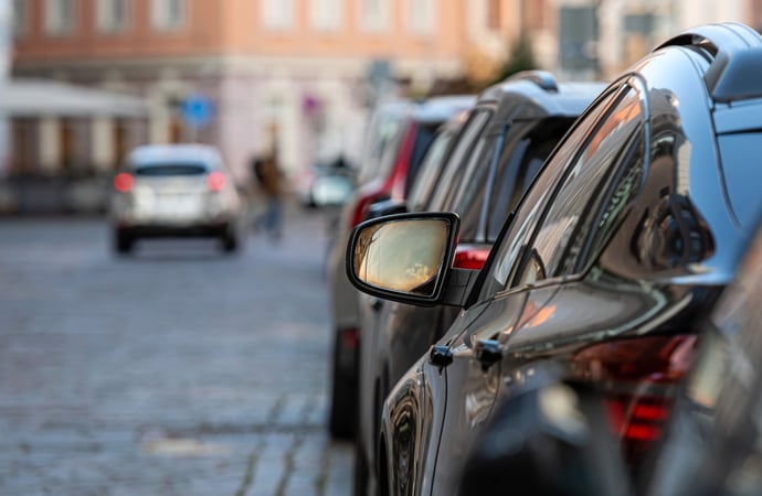Parcheggio:distanza dal marciapiede. Art 157 cds e la differenza tra sosta e fer