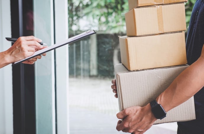 Quanto guadagna un postino. Stipendio medio 2025 lordo e netto ricnosciuto da Po