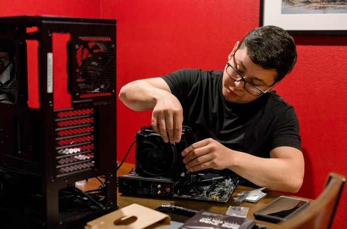 Quanto guadagna tecnico informatico? Stipendio medio 2025