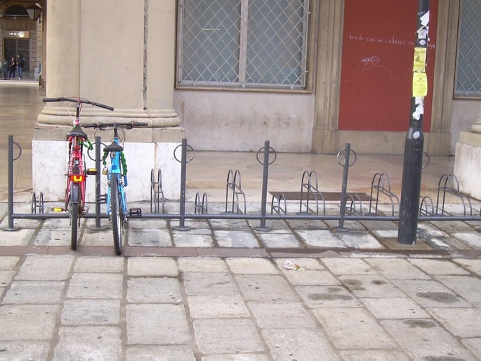 Rastrelliera bicicletta in condominio, installazione a norma. Quando e dove si p