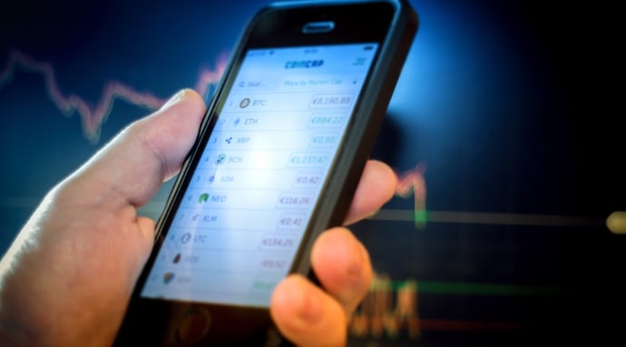 Applicazioni per cellulare per investire e risparmiare piccole somme di denaro. 