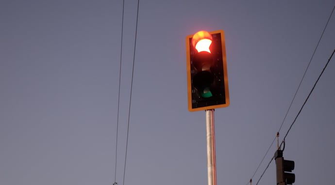 Attraversare la strada con il semaforo rosso a piedi: possibile multa?