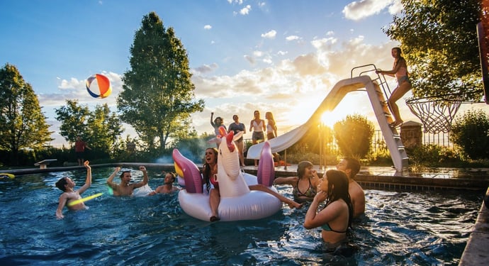 Se ci si fa male in una piscina pubblica chi paga risarcimento danni? 