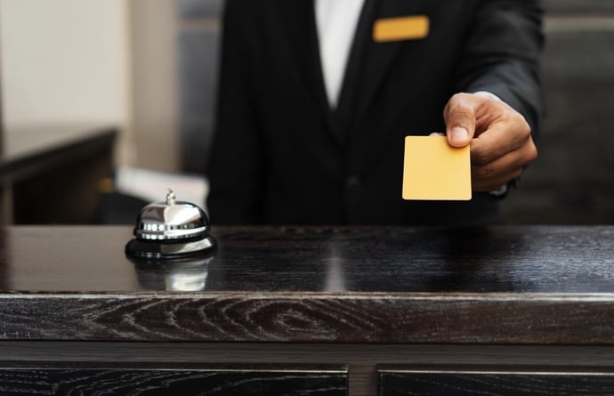 Se ho dimenticato qualcosa in albergo, come faccio a farlo spedire a casa e con 