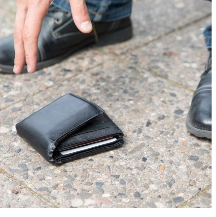 Se trovo un portafoglio perso per strada lo posso prendere? E se non lo restitui