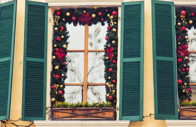 Si possono addobbare balconi e finestre per Natale di case singole e appartament