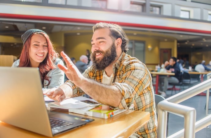 Si pu� lavorare nella stessa azienda o con stesso datore di lavoro come dipenden