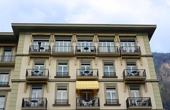 Si pu� mettere una tenda che oscura la vista al piano di sotto o � vietata?