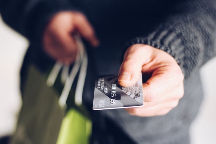 Si pu� usare la carta di credito di un'altra persona legalmente o � vietato?