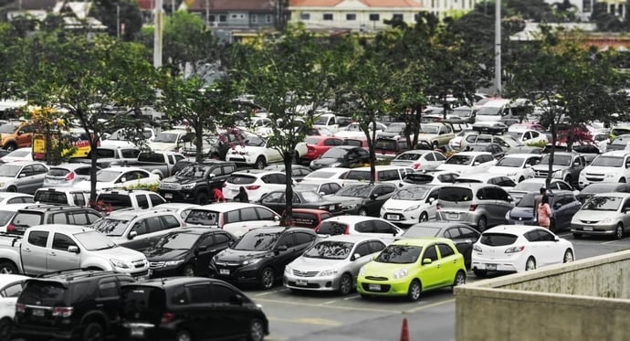 Auto parcheggiata male, in quali casi si rischiano sanzioni e importi delle mult