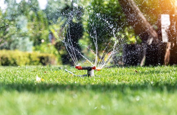 Sistemi e dispositivi per bagnare giardini casa con risparmio reale su costi e b