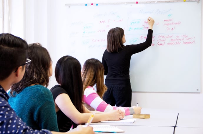 Stipendi lordi e netti docente scuola a tempo indeterminato. Calcolo e esempi in