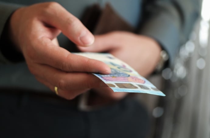 Stipendio marito o moglie fa parte della comunione dei beni o no