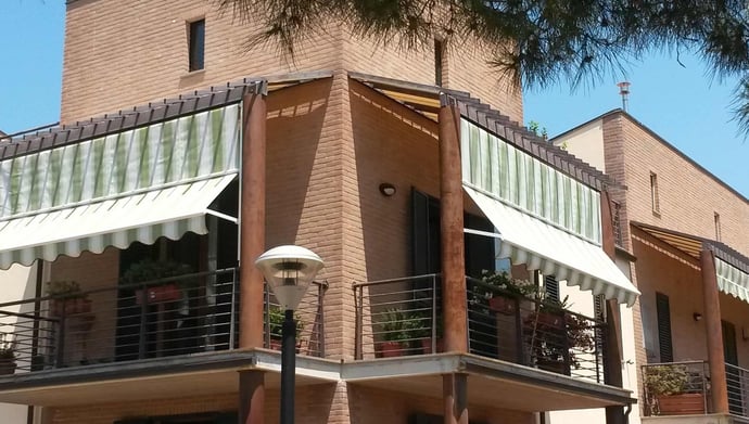 Tende da sole diverse per colori e misure in condominio sono permesse o � sempre