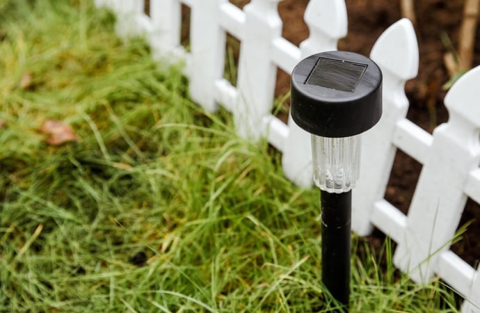 Tipologie, costi e utilizzi lampade senza corrente per illuminare casa, box e gi