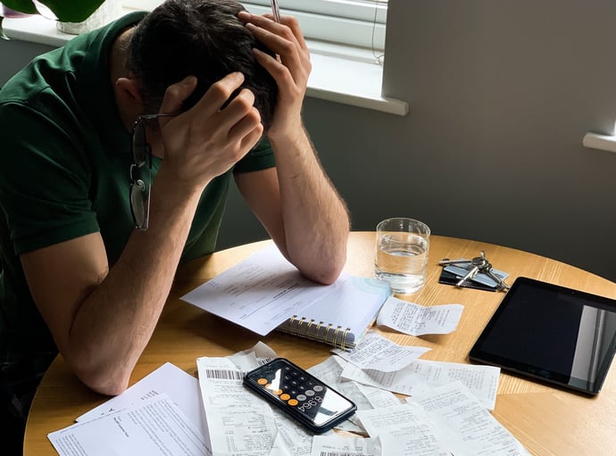 Cinque storie di persone che avevano troppi debiti salvate dalla legge contro il
