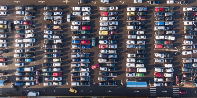 Una persona pu� bloccare e occupare un parcheggio per un'auto che sta arrivando 