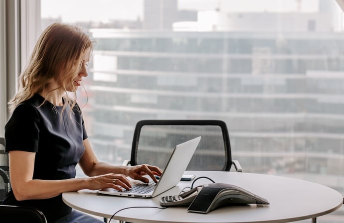 Si può usare Internet sul lavoro per motivi e scopi personali? O è sempre viet