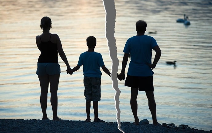 Vacanze figli con genitori separati, le regole da rispettare (nonni compresi)