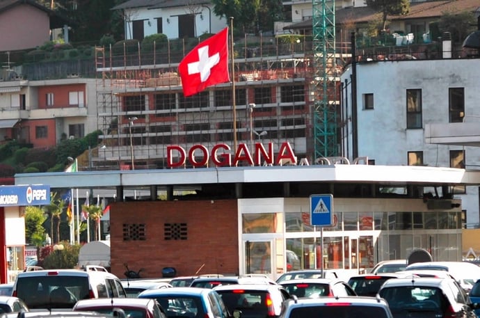 Viaggiare su autostrade svizzere pedaggi con vignette-bollino. Dove comprare, co