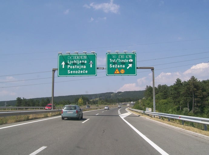 Viaggiare sulle autostrade e strade slovene: costi, pedaggi, regole. Dove compra