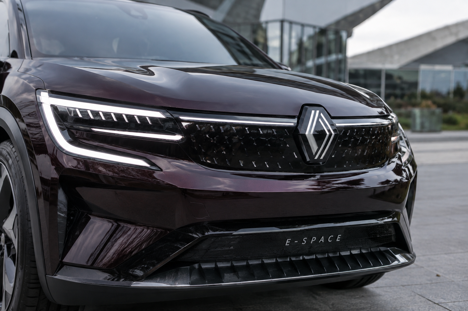 Renault E-Space Concept, luci a U, rubino nero e un logo che sembra ...